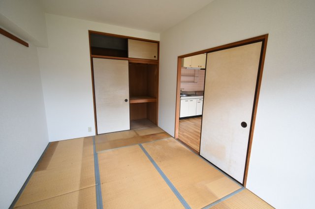 居室・リビング　落ち着いた雰囲気の和室付きです