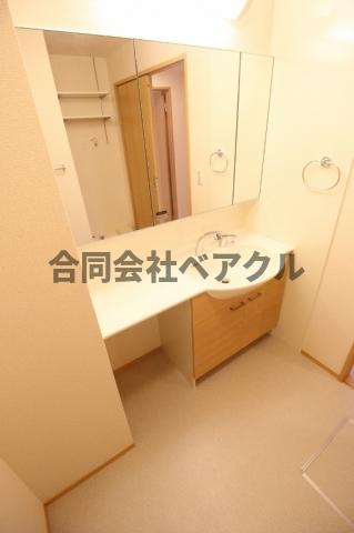 洗面設備　朝の支度にも助かる、独立の洗髪洗面化粧台