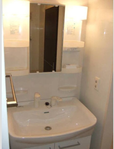 洗面設備　※写真は同じマンションの違う部屋のものになります。