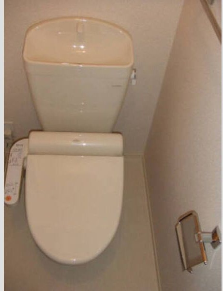 トイレ　※写真は同じマンションの違う部屋のものになります。