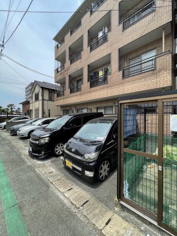 駐車場　駐車場があるので、車を買う予定の方も安心です