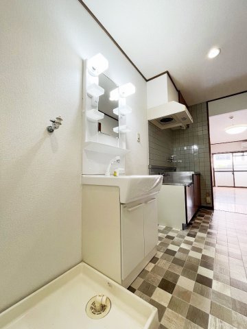 洗面設備　独立洗面台あり、毎朝おしゃれに忙しい女性の方におすすめです