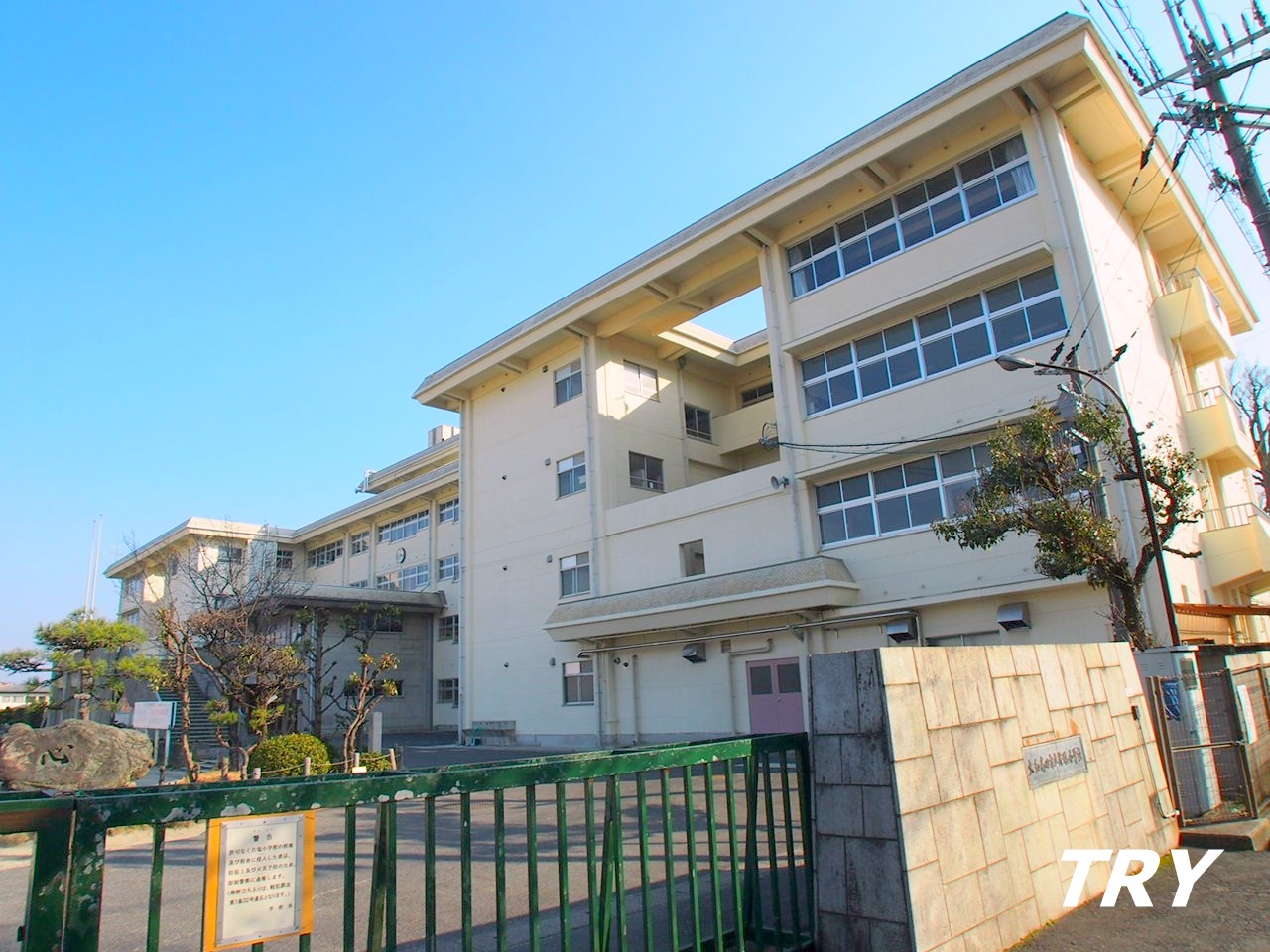小学校　大和高田市立片塩小学校（小学校）まで638m