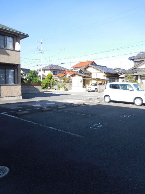 【ファミーユ中野　Ｂ棟の駐車場】