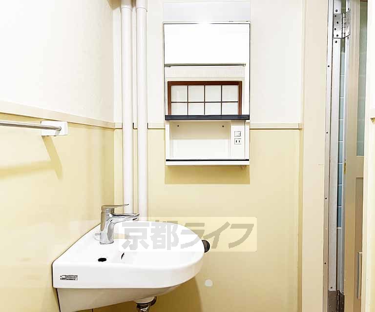 洗面設備　鏡つきの洗面台で朝・寝る前の準備がしやすいです。