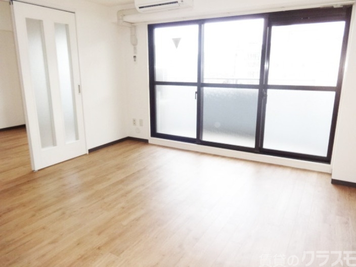 居室・リビング　日当たり良好！バルコニーは南向きで陽射したっぷりです♪