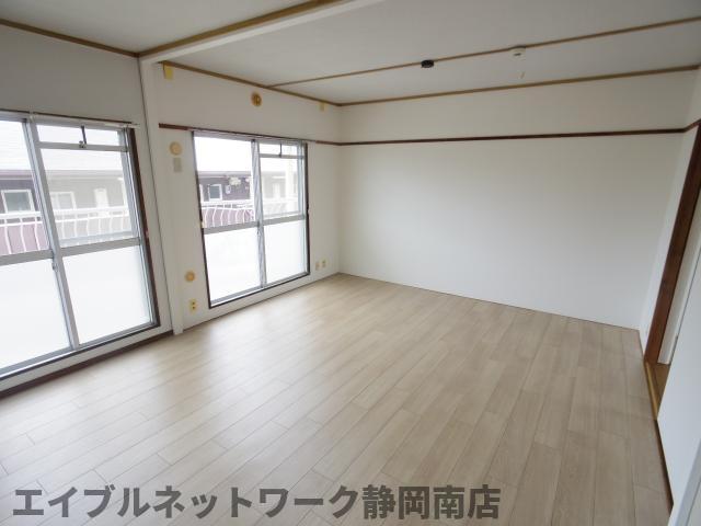 居室・リビング　こちらの居間で趣味の時間をお楽しみください