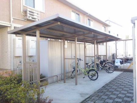 エントランス　屋根付き駐輪場です。