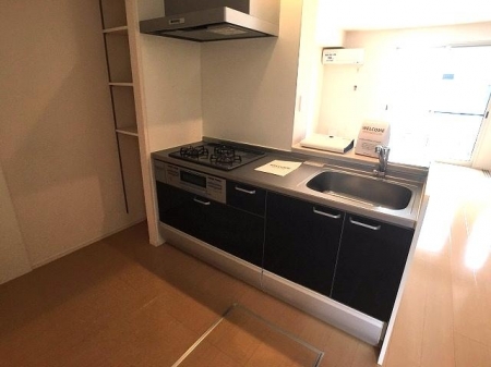 キッチン　システムキッチンです。ガスコンロ3口搭載です。