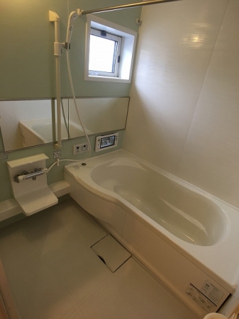 バス・シャワールーム　一坪風呂です！浴室テレビ付き。窓付きで換気出来ます！