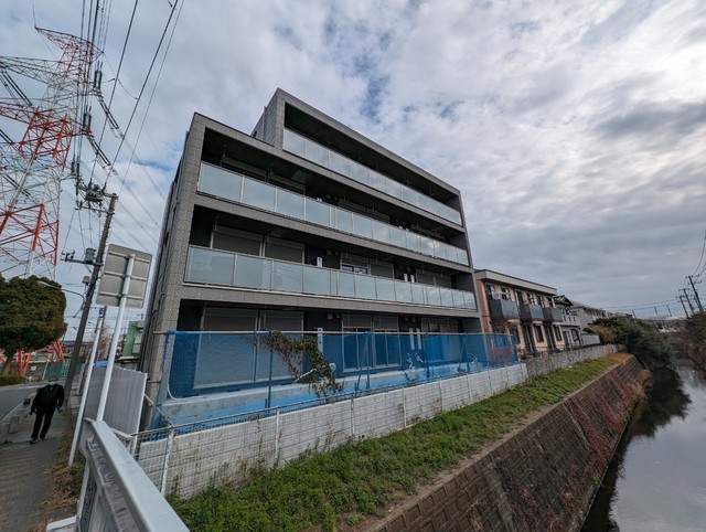 【浦安市堀江のマンションの建物外観】