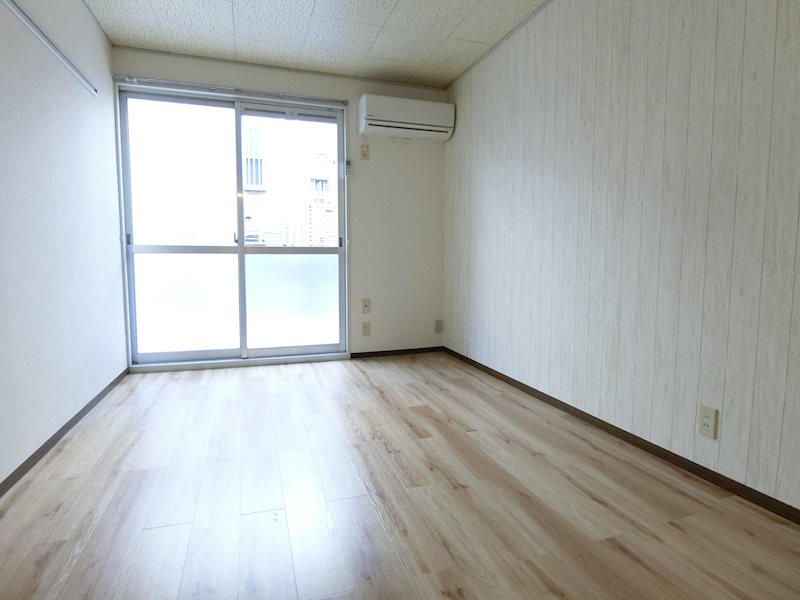 居室・リビング　東向き、フローリングの室内