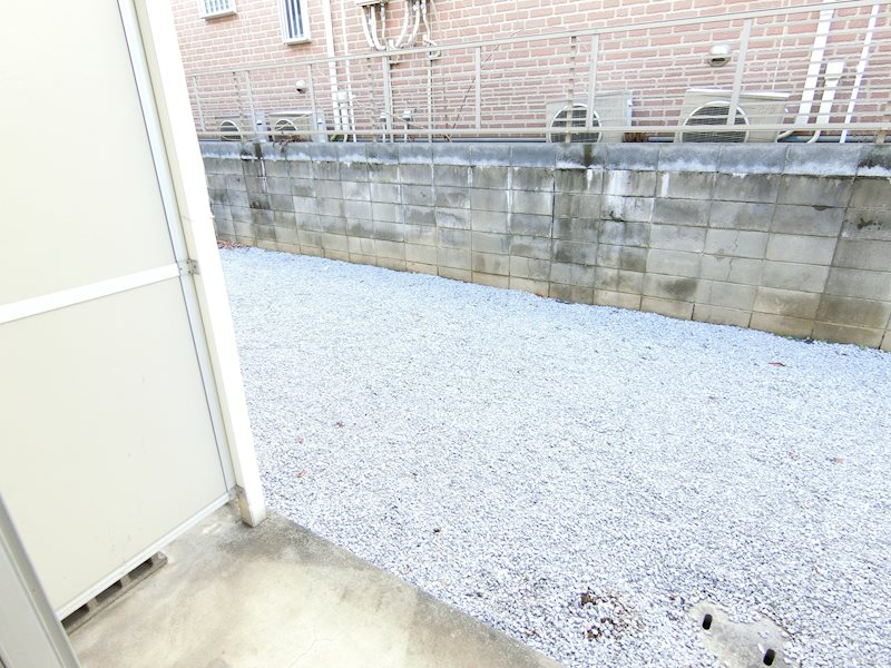 バルコニー　ジャリが敷いてあるので雑草が生えません