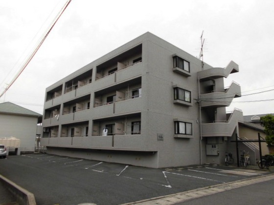 岡山市北区辰巳のマンションの建物外観