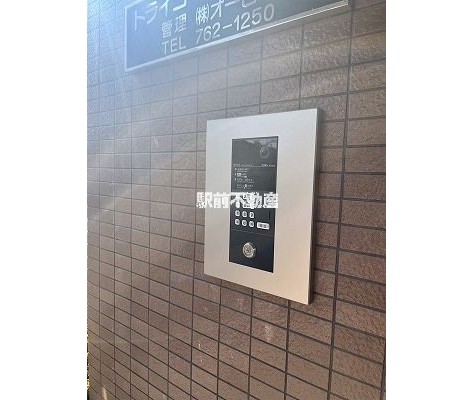 【福岡市東区香椎駅東のマンションのエントランス】