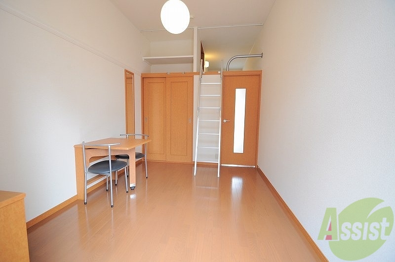 居室・リビング　天井が高く開放的