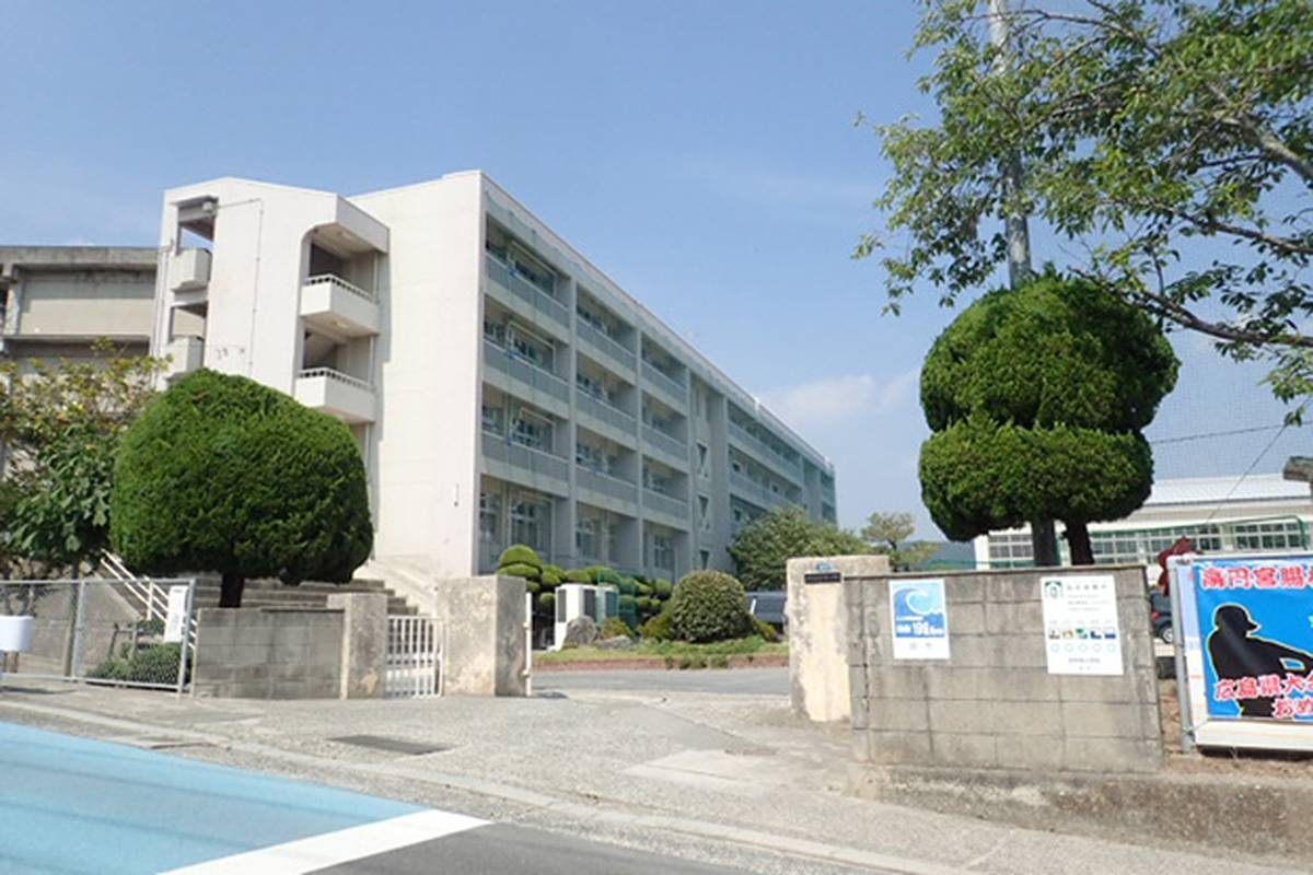 【呉市焼山宮ヶ迫のマンションの小学校】