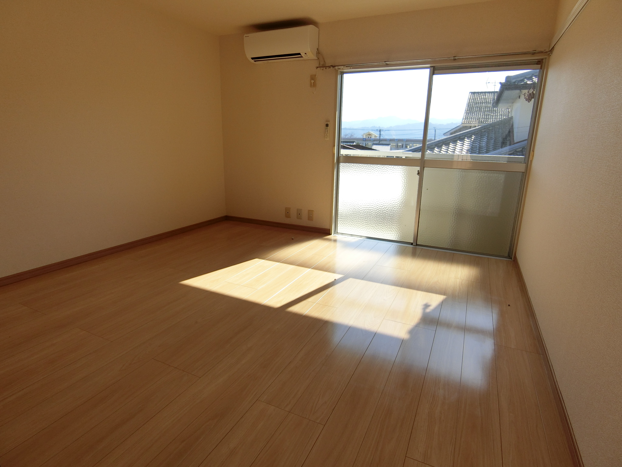 居室・リビング　壁にワントーン入ってオシャレ♪