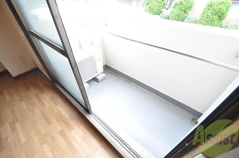 バルコニー　広めのバルコニーは風通しが良く、洗濯物もよく乾きそうです。