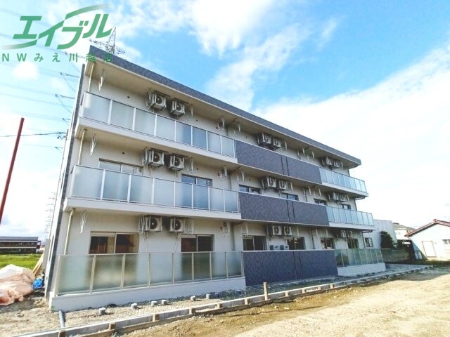 【三重郡川越町大字当新田のマンションの建物外観】