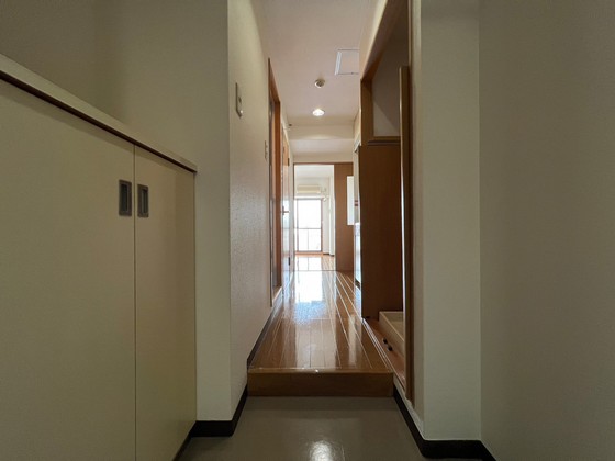 玄関　※別号室の写真です