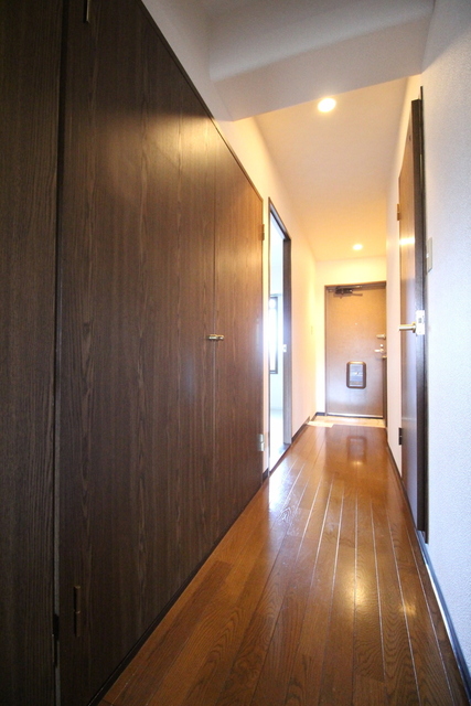 その他　廊下　フローリング　廊下収納あり