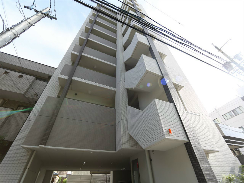 名古屋市熱田区花表町のマンションの建物外観