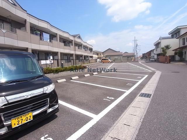 【安八郡神戸町大字川西のアパートの駐車場】