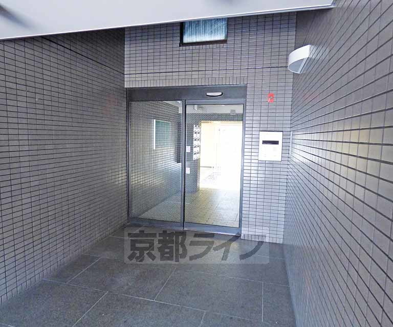 【京都市上京区竪社南半町のマンションのエントランス】