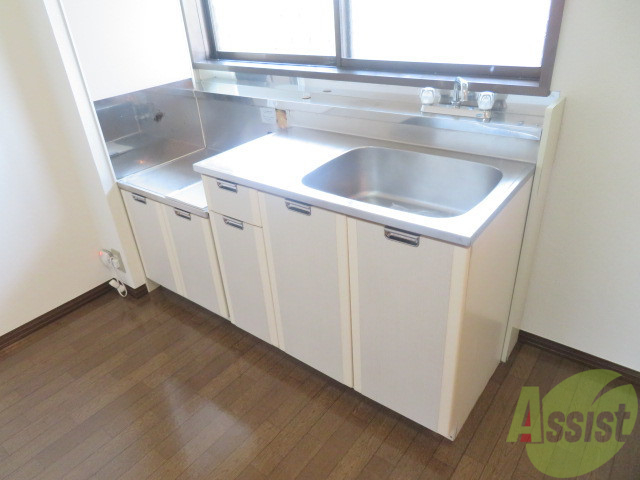 キッチン　十分な大きさのキッチンですね。２口コンロも置けます。