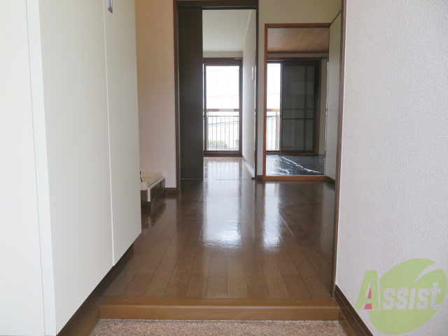 玄関　玄関から見た景色はこちらです。イメージできますか。