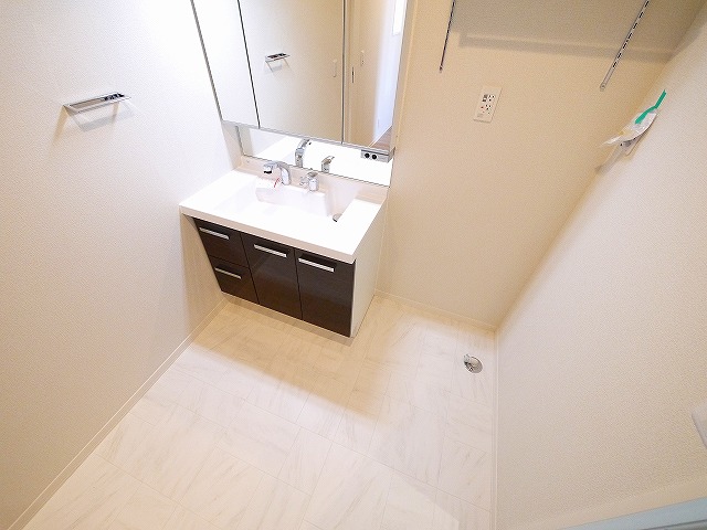 洗面設備　明るい洗面所です