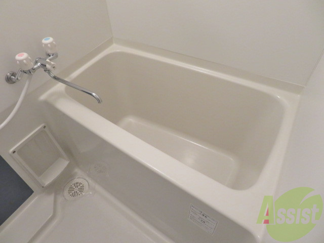 バス・シャワールーム　こちらはお風呂。一日の疲れをここで癒してください。