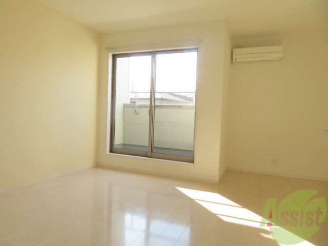 居室・リビング　白さが清潔感を出してくれます。お部屋も明るいですね。