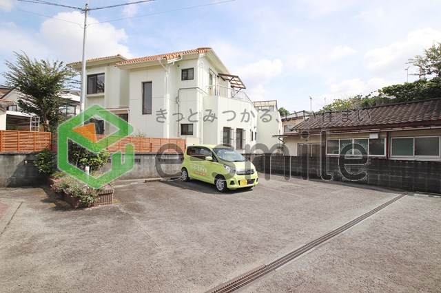 駐車場　駐車場があるので、車を買う予定の方も安心です