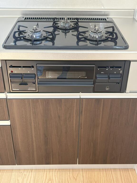 キッチン　グリル付き3口コンロ　※同タイプ別部屋のお写真です。