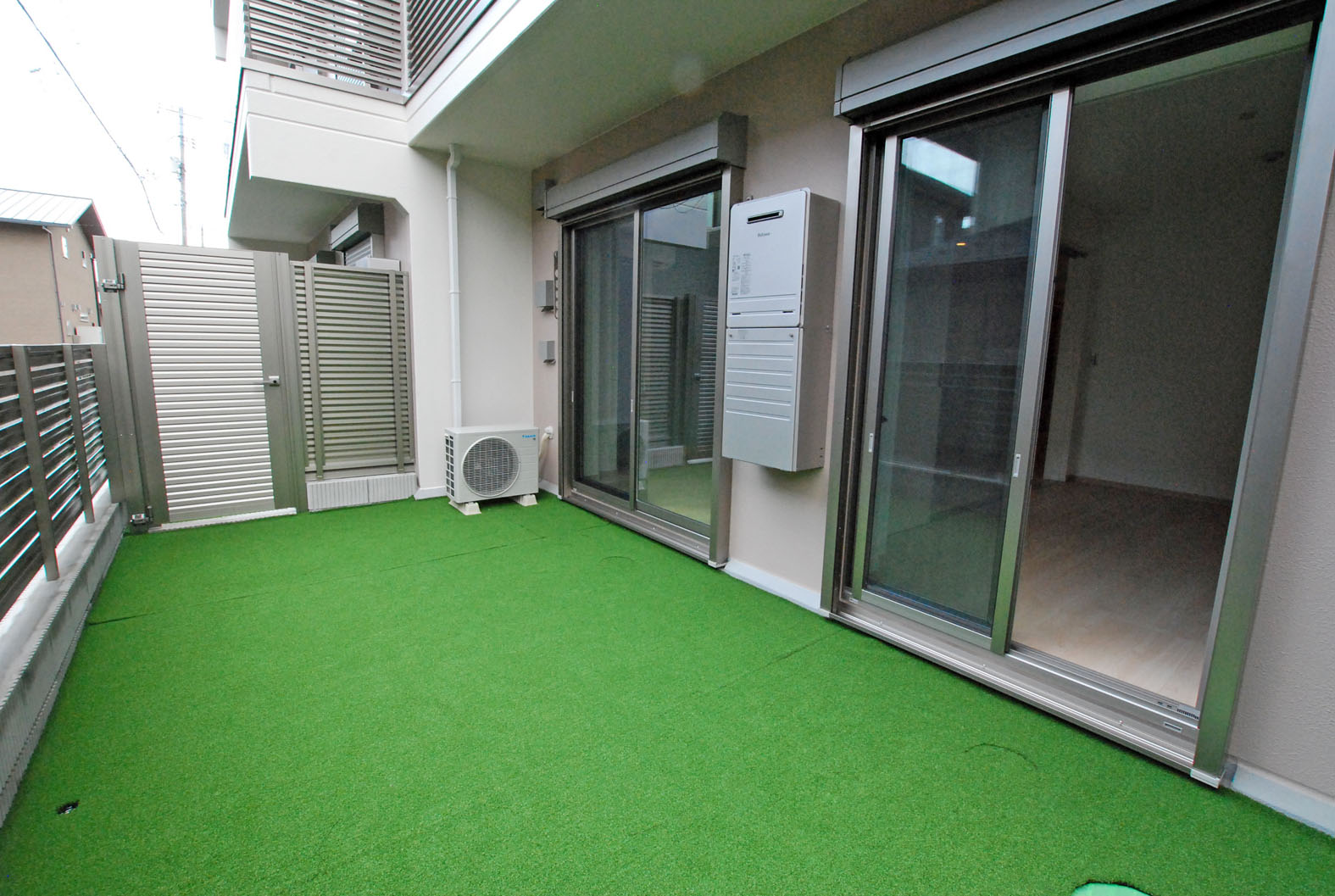 庭　専用庭（人工芝です）