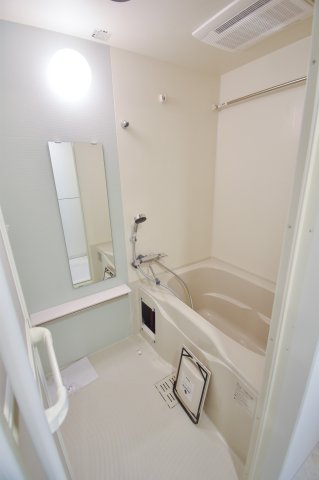 バス・シャワールーム　浴室乾燥付きなので梅雨時や洗濯物が多くても安心です。