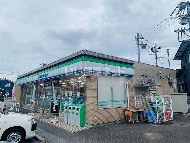 コンビニ　ファミリーマート 半田やなべ高山店（コンビニ）まで636m