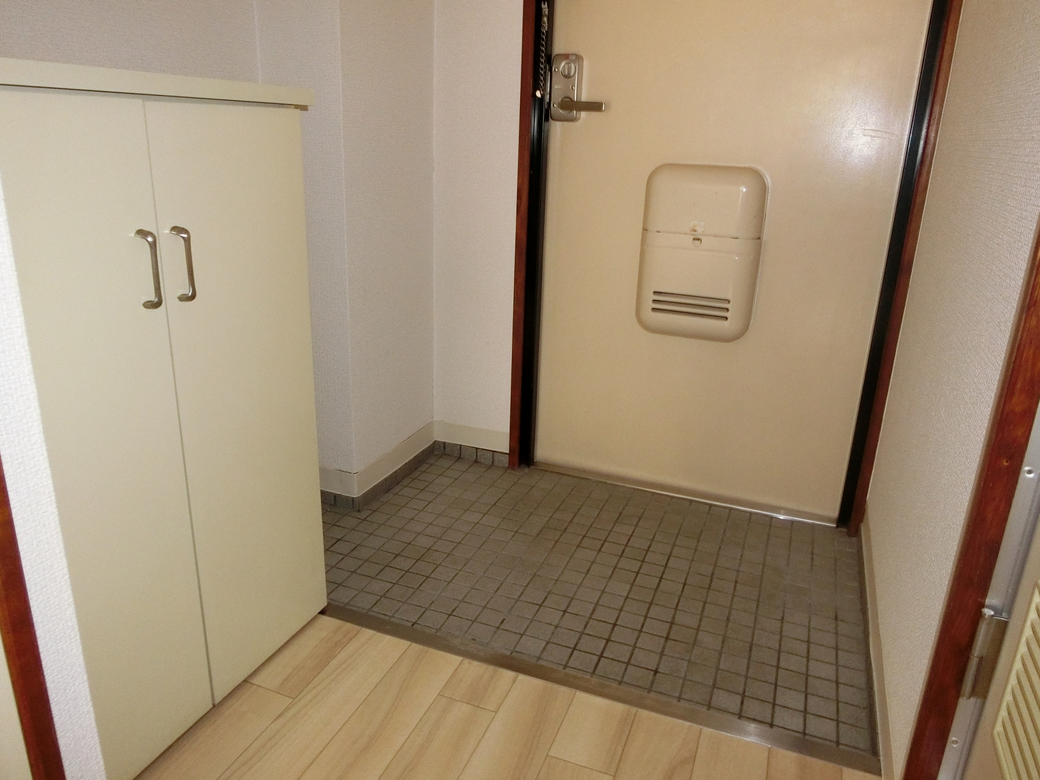 玄関　※写真は別のお部屋です。現況を優先させて頂きます。