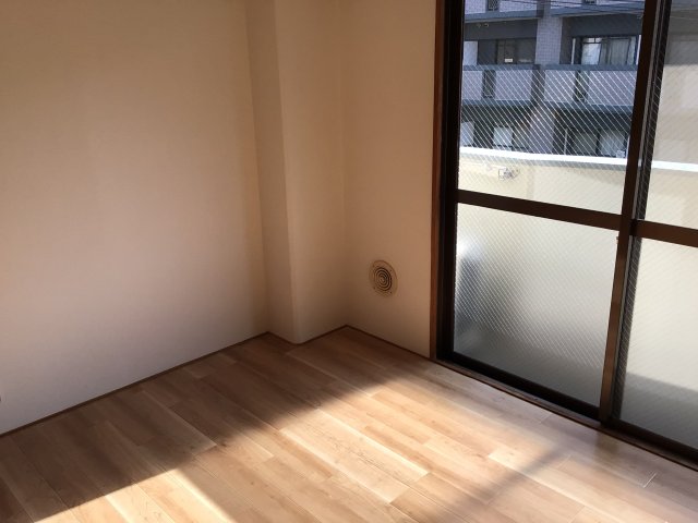 居室・リビング　同物件別室です。