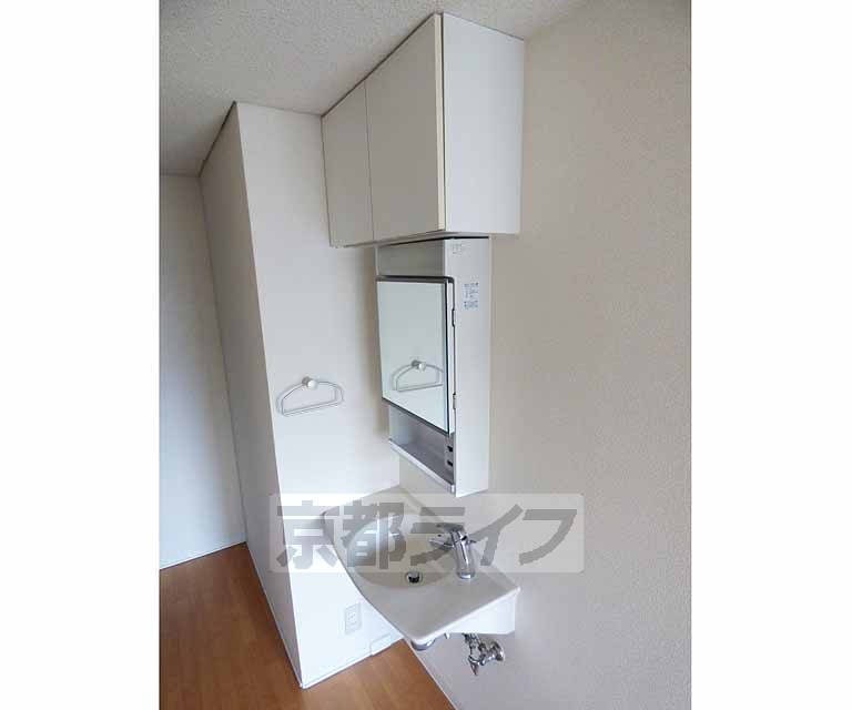 洗面設備　綺麗な洗面台です。