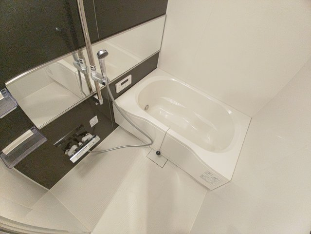 バス・シャワールーム　一日の疲れを気持ちよく癒すことができます、大きな鏡がポイント