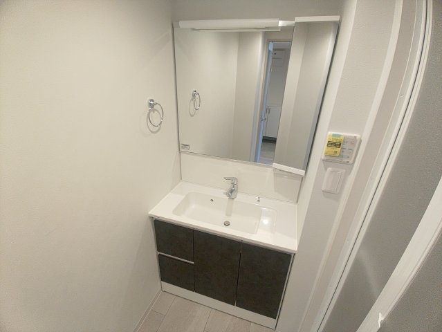 洗面設備　大きな鏡の独立洗面台で身支度が捗ります