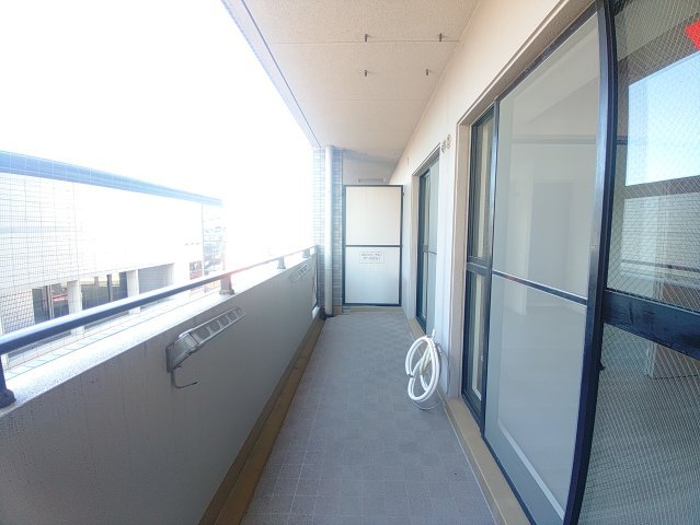 バルコニー　幅のあるバルコニーは洗濯物をたくさん干せます