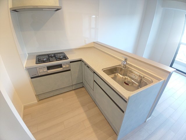 キッチン　L字型のシステムキッチンは食洗器、グリルが完備で調理が捗りま