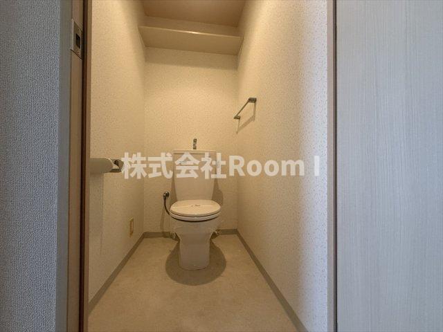 トイレ　落ち着いた色調のトイレです