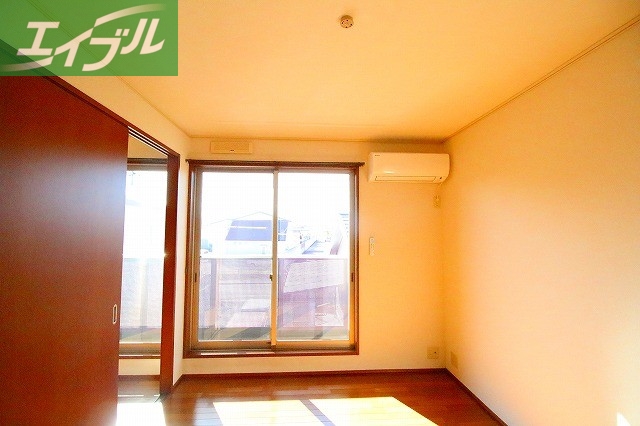 居室・リビング　同物件別部屋の写真です