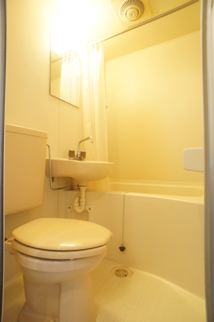 バス・シャワールーム　浴槽があるのでゆったり湯船につかれますね♪