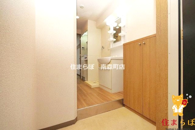 玄関　「気になったら、LINEで気軽に相談できますよ。」